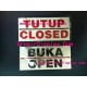 Papan Gantungan Akrilik Open Close Toko Butik